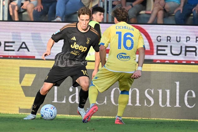 IPA87740355 - Kenan Yildiz of Juventus and Matteo Cichella of Frosinone during the 2026–2027 Serie A match between Frosinone and Juventus at Benito Stirpe Stadium in Frosinone, Italy, on August 23, 2026. Mattia Vian  Copyright: xMattiaxVian IPAxSportx xx 87740355