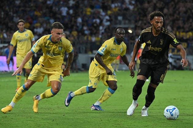 IPA87740473 - Antonio Raimondo of Frosinone, Seydou Fini of Frosinone, and Lloyd Kelly of Juventus during the 2026–2027 Serie A match between Frosinone and Juventus at Benito Stirpe Stadium in Frosinone, Italy, on August 23, 2026. Mattia Vian  Copyright: xMattiaxVian IPAxSportx xx 87740473