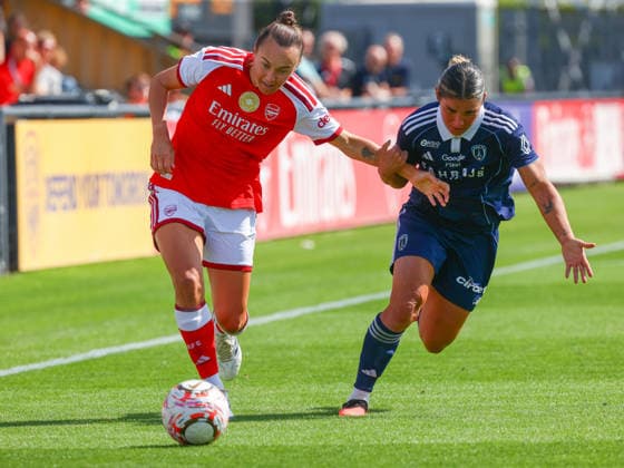 London Borehamwood, England - September 23: Emily Fox of Arsenal with ball being challenges by a Paris player during the pre season match between Arsenal Women and Paris FC, at Mangata Developments Stadium, Meadow Park on September 23, 2026 in London, England Photo credit: Jody Demay-Davies SPP  Copyright: xJodyxDemay-Daviesx xSPPx Sportspressphoto_SPR214053