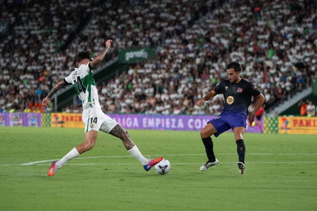 August 23, 2026, Elche, Alicante, Spain: 14 FERNANDO NIo˜O dribble in front of 24 ERIC GARCIA during the match between Elche CF and FC Barcelona, Barca from LaLiga EASports, matchweek 2, disputed at the MartoÂ­nez Valero stadium, Alicante Elche Spain - ZUMAc290 20260823_zsp_c290_038 Copyright: xJordixCantox