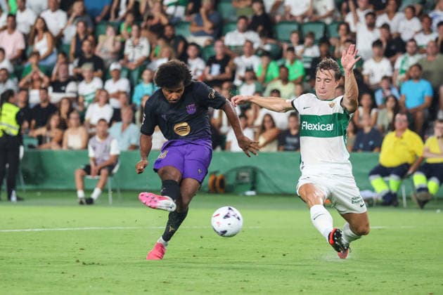 Spain - LaLiga EA - Elche CF vs FC Barcelona, Barca - 23 08 2026 SPAIN, ELCHE, AUGUST 23. Karim Adeyemi of FC Barcelona kicks the ball under pressure from David Affengruber of Elche and scores his team s second goal during the LaLiga EA Sports football match between Elche CF and FC Barcelona on August 23, 2026 at Estadio Manuel Martinez Valero in Elche, Spain. Photo by Manuel Blondeau AOP.Press Elche Estadio Manuel Martinez Valero Valencian Community Spain Copyright: x ManuelxBlondeau AOP.Pressx AOP20260823-005