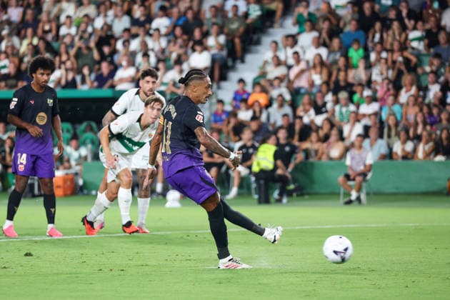 Spain - LaLiga EA - Elche CF vs FC Barcelona, Barca - 23 08 2026 SPAIN, ELCHE, AUGUST 23. Raphinha of FC Barcelona kicks a penalty shot and scores his side s opening during the LaLiga EA Sports football match between Elche CF and FC Barcelona on August 23, 2026 at Estadio Manuel Martinez Valero in Elche, Spain. Photo by Manuel Blondeau AOP.Press Elche Estadio Manuel Martinez Valero Valencian Community Spain Copyright: x ManuelxBlondeau AOP.Pressx AOP20260823-003