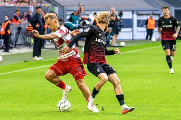 23.08.2026, xkkux, Fußball, Fortuna Düsseldorf - SC Freiburg, 1. Runde DFB-Pokal 2026 27, MERKUR SPIEL-ARENA, Saison 2026 2027: Sascha Risch (Fortuna Düsseldorf 28) im Zweikampf gegen Niklas Beste (SC Freiburg 19) DFB regulations prohibit any use of photographs as image sequences and or quasi-video. Nordrhein-Westfalen Deutschland *** August 23, 2026, xkkux, Soccer, Fortuna Düsseldorf vs. SC Freiburg, First Round of the 2026–27 DFB Cup, MERKUR SPIEL ARENA, 2026–2027 season: Sascha Risch (Fortuna Düsseldorf 28) in a tackle against Niklas Beste (SC Freiburg 19). DFB regulations prohibit any use of photographs as image sequences and or quasi-video. North Rhine-Westphalia, Germany