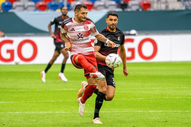 23.08.2026, xkkux, Fußball, Fortuna Düsseldorf - SC Freiburg, 1. Runde DFB-Pokal 2026 27, MERKUR SPIEL-ARENA, Saison 2026 2027: Matthias Zimmermann (Fortuna Düsseldorf 25) im Zweikampf gegen Philipp Lienhart (SC Freiburg 03) DFB regulations prohibit any use of photographs as image sequences and or quasi-video. Nordrhein-Westfalen Deutschland *** August 23, 2026, xkkux, Soccer, Fortuna Düsseldorf vs. SC Freiburg, 1st Round of the 2026–27 DFB Cup, MERKUR SPIEL ARENA, 2026–2027 season: Matthias Zimmermann of Fortuna Düsseldorf (No. 25) in a tackle against Philipp Lienhart of SC Freiburg (No. 03). DFB regulations prohibit any use of photographs as image sequences and or quasi-video. North Rhine-Westphalia, Germany