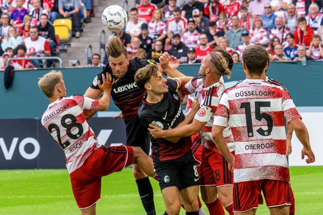23.08.2026, xkkux, Fußball, Fortuna Düsseldorf - SC Freiburg, 1. Runde DFB-Pokal 2026 27, MERKUR SPIEL-ARENA, Saison 2026 2027: Sascha Risch (Fortuna Düsseldorf 28) Jorrit Hendrix (Fortuna Düsseldorf 08) Tim Oberdorf (Fortuna Düsseldorf 15) Strafraumaktion Kopfball Lucas Höler (SC Freiburg 09) Maximilian Eggestein (SC Freiburg 08) DFB regulations prohibit any use of photographs as image sequences and or quasi-video. Nordrhein-Westfalen Deutschland *** August 23, 2026, xkkux, Soccer, Fortuna Düsseldorf vs. SC Freiburg, First Round of the 2026–27 DFB Cup, MERKUR SPIEL ARENA, 2026–2027 Season Sascha Risch Fortuna Düsseldorf 28 Jorrit Hendrix Fortuna Düsseldorf 08 Tim Oberdorf Fortuna Düsseldorf 15 Penalty area play: header by Lucas Höler SC Freiburg 09 Maximilian Eggestein SC Freiburg 08 DFB regulations prohibit any use of photographs as image sequences and or quasi-video; North Rhine-Westphalia, Germany