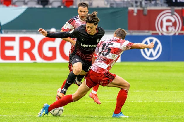 23.08.2026, xkkux, Fußball, Fortuna Düsseldorf - SC Freiburg, 1. Runde DFB-Pokal 2026 27, MERKUR SPIEL-ARENA, Saison 2026 2027: Yuito Suzuki (SC Freiburg 14) im Zweikampf gegen Tim Oberdorf (Fortuna Düsseldorf 15) DFB regulations prohibit any use of photographs as image sequences and or quasi-video. Nordrhein-Westfalen Deutschland *** August 23, 2026, xkkux, Soccer, Fortuna Düsseldorf vs. SC Freiburg, 1st Round of the 2026–27 DFB Cup, MERKUR SPIEL ARENA, 2026–2027 season: Yuito Suzuki (SC Freiburg, No. 14) in a tackle against Tim Oberdorf (Fortuna Düsseldorf, No. 15). DFB regulations prohibit any use of photographs as image sequences and or quasi-video. North Rhine-Westphalia, Germany