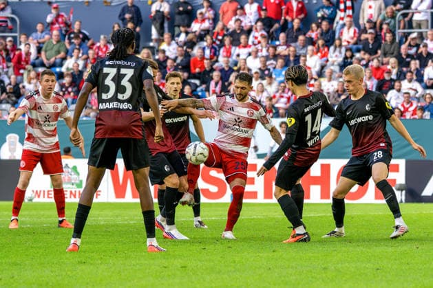 23.08.2026, xkkux, Fußball, Fortuna Düsseldorf - SC Freiburg, 1. Runde DFB-Pokal 2026 27, MERKUR SPIEL-ARENA, Saison 2026 2027: Jordy Makengo (SC Freiburg 33) Lucas Höler (SC Freiburg 09) Yuito Suzuki (SC Freiburg 14) Matthias Ginter (SC Freiburg 28) verteidigen gegen Matthias Zimmermann (Fortuna Düsseldorf 25) DFB regulations prohibit any use of photographs as image sequences and or quasi-video. Nordrhein-Westfalen Deutschland *** August 23, 2026, xkkux, Soccer, Fortuna Düsseldorf vs. SC Freiburg, 1st Round of the 2026–27 DFB Cup, MERKUR SPIEL ARENA, 2026–2027 Season: Jordy Makengo (SC Freiburg) 33, Lucas Höler (SC Freiburg) 09, Yuito Suzuki (SC Freiburg) 14, Matthias Ginter (SC Freiburg) 28 defend against Matthias Zimmermann (Fortuna Düsseldorf) 25. DFB regulations prohibit any use of photographs as image sequences and or quasi-video North Rhine-Westphalia, Germany