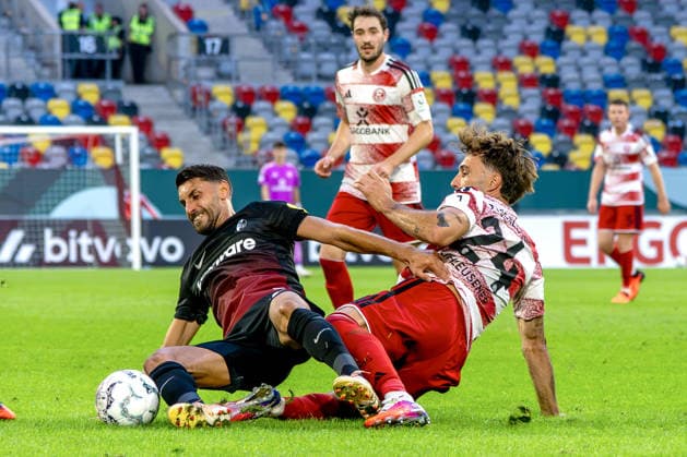 23.08.2026, xkkux, Fußball, Fortuna Düsseldorf - SC Freiburg, 1. Runde DFB-Pokal 2026 27, MERKUR SPIEL-ARENA, Saison 2026 2027: Vincenzo Grifo (SC Freiburg 32) im Zweikampf gegen Fabian Schleusener (Fortuna Düsseldorf 24) DFB regulations prohibit any use of photographs as image sequences and or quasi-video. Nordrhein-Westfalen Deutschland *** August 23, 2026, xkkux, Soccer, Fortuna Düsseldorf vs. SC Freiburg, First Round of the 2026–27 DFB Cup, MERKUR SPIEL ARENA, 2026–2027 season: Vincenzo Grifo (SC Freiburg, 32) in a tackle against Fabian Schleusener (Fortuna Düsseldorf, 24). DFB regulations prohibit any use of photographs as image sequences and or quasi-video. North Rhine-Westphalia, Germany