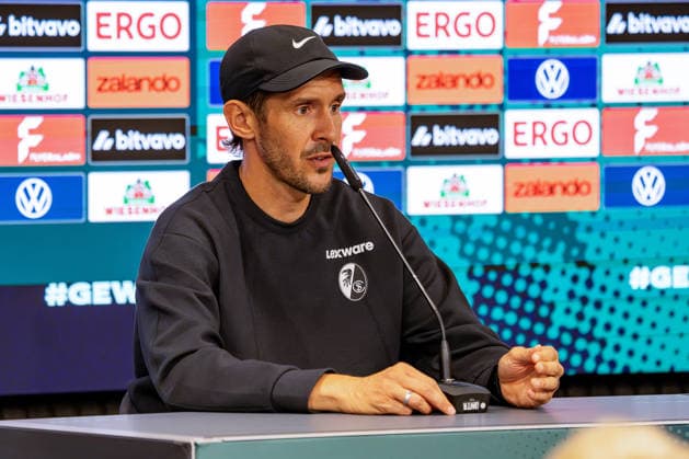 23.08.2026, xkkux, Fußball, Fortuna Düsseldorf - SC Freiburg, 1. Runde DFB-Pokal 2026 27, MERKUR SPIEL-ARENA, Saison 2026 2027: Cheftrainer Julian Schuster (SC Freiburg hc) bei der Pressekonferenz nach dem Spiel DFB regulations prohibit any use of photographs as image sequences and or quasi-video. Nordrhein-Westfalen Deutschland *** August 23, 2026, xkkux, Soccer, Fortuna Düsseldorf vs. SC Freiburg, Round 1 of the 2026–27 DFB Cup, MERKUR SPIEL ARENA, 2026–2027 season; Head Coach Julian Schuster of SC Freiburg speaks at the post-match press conference. DFB regulations prohibit any use of photographs as image sequences and or quasi-video. North Rhine-Westphalia, Germany
