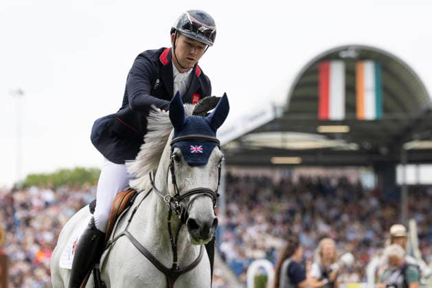 Harry CHARLES (GBR) auf LT Holst Freda, lobt sein Pferd, Einzelbild, Einzelaktion, im Springen S3, Umlauf A, FEI Jumping World Championship, WM, Weltmeisterschaft - Individual Final - LONGINES-Preis, am 23.08.2026, FEI Reit Weltmeisterschaft Aachen 2026 vom 11. - 23.08.2026 in Aachen Deutschland; Â *** Harry CHARLES (GBR) on LT Holst Freda, praising his horse, single frame, individual action, in the S3 jumping competition, Round A, FEI Jumping World Championship Individual Final LONGINES Prize, on August 23, 2026, FEI World Equestrian Championships Aachen 2026, August 11–23, 2026, in Aachen, Germany Â
