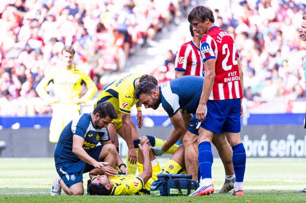 ESP: Atletico de Madrid v Villarreal CF La Liga EA Sports Ayoze Perez of recieve medicala anttention during La Liga EA Sports match between Atletico de Madrid and Villarreal CF at Estadio Riyadh Air Metropolitano on August 23, 2026 in Madrid, Spain. Madrid Madrid Spain Football *** ESP Atlético de Madrid vs. Villarreal CF La Liga EA Sports Ayoze Pérez receives medical attention during the La Liga EA Sports match between Atlético de Madrid and Villarreal CF at Estadio Riyadh Air Metropolitano on August 23, 2026, in Madrid, Spain Madrid Madrid Spain Soccer Copyright: xAlejandroxMatiasx