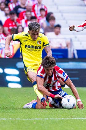 ESP: Atletico de Madrid v Villarreal CF La Liga EA Sports Giuliano Simeone of Atletico de Madrid recieves a foul from Alberto Moleiro of Villarreal during La Liga EA Sports match between Atletico de Madrid and Villarreal CF at Estadio Riyadh Air Metropolitano on August 23, 2026 in Madrid, Spain. Madrid Madrid Spain Football *** ESP Atlético de Madrid vs. Villarreal CF La Liga EA Sports Giuliano Simeone of Atlético de Madrid is fouled by Alberto Moleiro of Villarreal during a La Liga EA Sports match between Atlético de Madrid and Villarreal CF at Estadio Riyadh Air Metropolitano on August 23, 2026 in Madrid, Spain Madrid Madrid Spain Soccer Copyright: xAlejandroxMatiasx