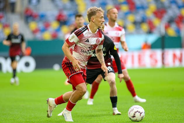 23.08.2026, GER, Fussball, Herren, DFB Pokal , Saison 2026 2027, Fortuna Düsseldorf - SC Freiburg Sascha Risch (F95) in Aktion am Ball, Einzelaktion *** August 23, 2026, GER, Soccer, Men s, DFB Cup, 2026–2027 Season, Fortuna Düsseldorf vs. SC Freiburg: Sascha Risch F95 in action with the ball, solo play Copyright: xSvenxHanischx