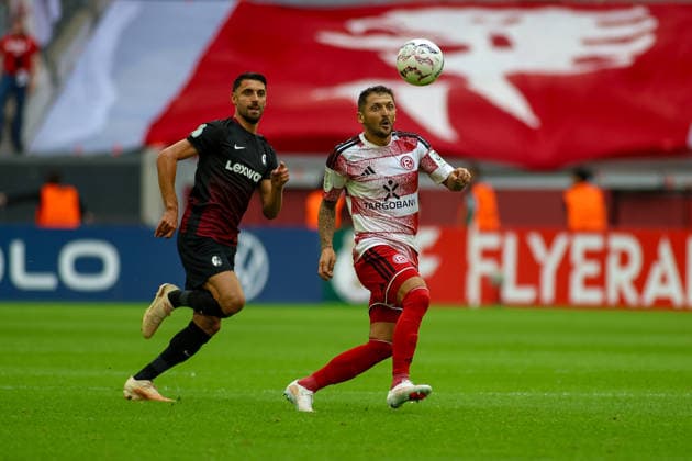 23.08.2026, GER, Fussball, Herren, DFB Pokal , Saison 2026 2027, Fortuna Düsseldorf - SC Freiburg Vincenzo Grifo (SCF) und Matthias Zimmermann (F95) im Kampf um den Ball *** August 23, 2026, GER, Soccer, Men s, DFB Cup, 2026–2027 Season, Fortuna Düsseldorf vs. SC Freiburg: Vincenzo Grifo (SCF) and Matthias Zimmermann (F95) battling for the ball Copyright: xSvenxHanischx