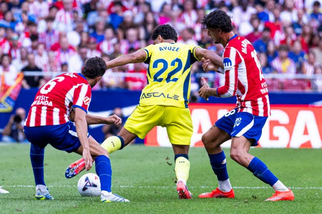 ESP: Atletico de Madrid v Villarreal CF La Liga EA Sports Ayoze Perez of Villarreal protects the ball against Marc Pubill and Koke of Atletico de Madrid during La Liga EA Sports match between Atletico de Madrid and Villarreal CF at Estadio Riyadh Air Metropolitano on August 23, 2026 in Madrid, Spain. Madrid Madrid Spain Football *** ESP Atlético de Madrid vs. Villarreal CF La Liga EA Sports Ayoze Pérez of Villarreal shields the ball from Marc Pubill and Koke of Atlético de Madrid during the La Liga EA Sports match between Atlético de Madrid and Villarreal CF at Estadio Riyadh Air Metropolitano on August 23, 2026 in Madrid, Spain Madrid Madrid Spain Soccer Copyright: xAlejandroxMatiasx