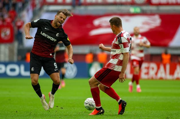 23.08.2026, GER, Fussball, Herren, DFB Pokal , Saison 2026 2027, Fortuna Düsseldorf - SC Freiburg Lucas Höler (SCF) und Dominique Heintz (F95) im Kampf um den Ball *** August 23, 2026, GER, Soccer, Men s, DFB Cup, 2026–2027 Season, Fortuna Düsseldorf vs. SC Freiburg: Lucas Höler (SCF) and Dominique Heintz (F95) battling for the ball Copyright: xSvenxHanischx