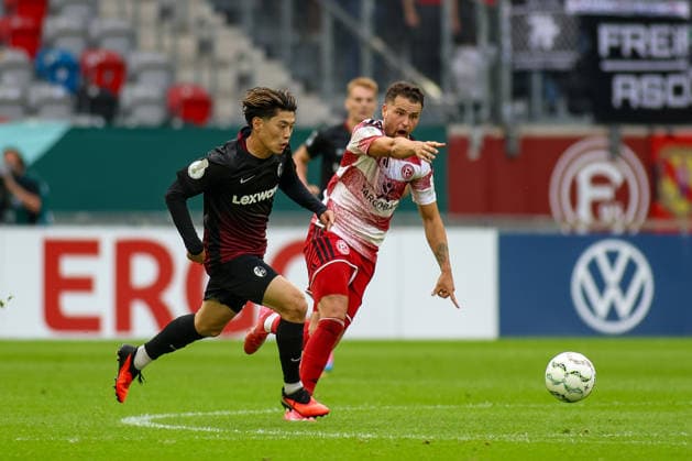 23.08.2026, GER, Fussball, Herren, DFB Pokal , Saison 2026 2027, Fortuna Düsseldorf - SC Freiburg Yuito Suzuki (SCF) und Yassine Bouchama (F95) im Kampf um den Ball *** August 23, 2026, GER, Soccer, Men s, DFB Cup, 2026–2027 Season, Fortuna Düsseldorf vs. SC Freiburg: Yuito Suzuki (SCF) and Yassine Bouchama (F95) battle for the ball Copyright: xSvenxHanischx