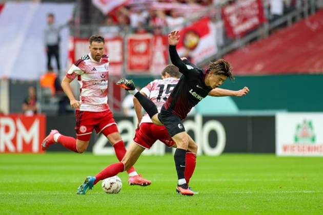 23.08.2026, GER, Fussball, Herren, DFB Pokal , Saison 2026 2027, Fortuna Düsseldorf - SC Freiburg Yuito Suzuki (SCF) und Tim Oberdorf (F95) im Kampf um den Ball *** August 23, 2026, Germany, Soccer, Men s, DFB Cup, 2026–2027 Season, Fortuna Düsseldorf vs. SC Freiburg: Yuito Suzuki (SCF) and Tim Oberdorf (F95) battle for the ball Copyright: xSvenxHanischx
