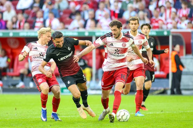 23.08.2026, GER, Fussball, Herren, DFB Pokal , Saison 2026 2027, Fortuna Düsseldorf - SC Freiburg Andreas Müller (F95) und Vincenzo Grifo (SCF) und Marcel Benger (F95) im Kampf um den Ball *** August 23, 2026, GER, Soccer, Men s, DFB Cup, 2026–2027 Season, Fortuna Düsseldorf vs. SC Freiburg: Andreas Müller (F95), Vincenzo Grifo (SCF), and Marcel Benger (F95) battling for the ball Copyright: xSvenxHanischx