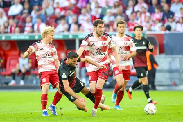 23.08.2026, GER, Fussball, Herren, DFB Pokal , Saison 2026 2027, Fortuna Düsseldorf - SC Freiburg Andreas Müller (F95) und Vincenzo Grifo (SCF) und Marcel Benger (F95) im Kampf um den Ball *** August 23, 2026, GER, Soccer, Men s, DFB Cup, 2026–2027 Season, Fortuna Düsseldorf vs. SC Freiburg: Andreas Müller (F95), Vincenzo Grifo (SCF), and Marcel Benger (F95) battling for the ball Copyright: xSvenxHanischx