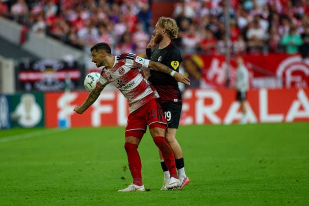 23.08.2026, GER, Fussball, Herren, DFB Pokal , Saison 2026 2027, Fortuna Düsseldorf - SC Freiburg Matthias Zimmermann (F95) und Niklas Beste (SCF) im Kampf um den Ball *** August 23, 2026, GER, Soccer, Men s, DFB Cup, 2026–2027 Season, Fortuna Düsseldorf vs. SC Freiburg: Matthias Zimmermann (F95) and Niklas Beste (SCF) battling for the ball Copyright: xSvenxHanischx