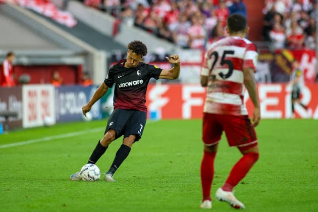 23.08.2026, GER, Fussball, Herren, DFB Pokal , Saison 2026 2027, Fortuna Düsseldorf - SC Freiburg Derry Scherhant (SCF) in Aktion am Ball, Einzelaktion *** August 23, 2026, GER, Soccer, Men s, DFB Cup, 2026–2027 Season, Fortuna Düsseldorf vs. SC Freiburg; Derry Scherhant (SCF) in action with the ball, individual play Copyright: xSvenxHanischx