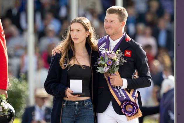 Harry CHARLES (GBR) (re.) mit Ehefrau Eve JOBS (li.) und Besitzerin des Pferd LT Holst Freda, Freude, Lachen, bei der Siegerehrung, Springen S3, Umlauf A, FEI Jumping World Championship, WM, Weltmeisterschaft - Individual Final - LONGINES-Preis, am 23.08.2026, FEI Reit Weltmeisterschaft Aachen 2026 vom 11. - 23.08.2026 in Aachen Deutschland; Â *** Harry CHARLES (GBR), right, with his wife Eve JOBS, left, and the owner of the horse LT Holst, Freda; joy and laughter at the award ceremony for the S3 Jumping, Round A, FEI Jumping World Championship Individual Final LONGINES Prize, on August 23, 2026, FEI World Equestrian Games Aachen 2026, August 11–23, 2026, in Aachen, Germany Â