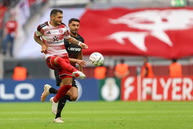 Matthias Zimmermann (Fortuna Duesseldorf) und Vincenzo Grifo (SC Freiburg) im Zweikampf waehrend des Spiels der 1. Runde des DFB-Pokal zwischen Fortuna Duesseldorf und SC Freiburg, Merkur Spiel-Arena am 23. August 2026 in Duesseldorf, Deutschland. (Foto von Oliver Kaelke DeFodi Images) +++ Matthias Zimmermann (Fortuna Duesseldorf) und Vincenzo Grifo (SC Freiburg) battle for the ball during the 1st round match of the DFB-Pokal between Fortuna Duesseldorf and SC Freiburg at Merkur Spiel-Arena on August 23, 2026 in Dusseldorf, Germany. (Photo by Oliver Kaelke DeFodi Images) DFB DFL REGULATIONS PROHIBIT ANY USE OF PHOTOGRAPHS AS IMAGE SEQUENCES AND OR QUASI-VIDEO. (Photo by Oliver Kaelke DeFodi Images) - *** Matthias Zimmermann of Fortuna Düsseldorf and Vincenzo Grifo of SC Freiburg battle for the ball during the first-round match of the DFB Cup between Fortuna Düsseldorf and SC Freiburg at the Merkur Spiel Arena on August 23, 2026, in Düsseldorf, Germany. Photo by Oliver Kaelke, DeFodi Images. Matthias Zimmermann of Fortuna Düsseldorf and Vincenzo Grifo of SC Freiburg battle for the ball during the first-round match of the DFB Cup between Fortuna Düsseldorf and SC Freiburg at Merkur Spiel Arena on August 23, 2026 in Düsseldorf, Germany. Photo by Oliver Kaelke, DeFodi Images. DFB and DFL regulations prohibit any use of photographs as image sequences and or quasi-video. Photo by Oliver Kaelke, DeFodi Images.