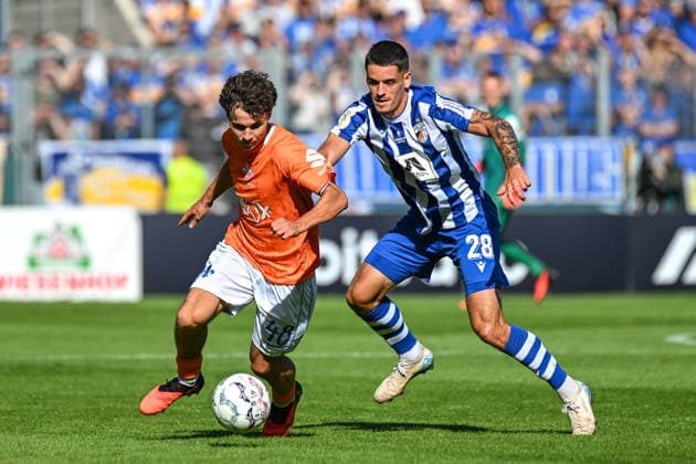 Fußball I Herren I Saison 2026-2027 I DFB-Pokal I FC Carl Zeiss Jena - SV Darmstadt 98 I 23.08.2026 Zweikampf Manolo Merx (48, SV Darmstadt 98), Timon Burmeister (28, FC Carl Zeiss Jena) Jena Ernst-Abbe-Sportfeld, ad hoc Arena Thüringen Deutschland *** Soccer I Men s I 2026–2027 Season I DFB Cup I FC Carl Zeiss Jena vs. SV Darmstadt 98 I August 23, 2026, tackle by Manolo Merx at the 48th minute, SV Darmstadt 98, Timon Burmeister 28, FC Carl Zeiss Jena, Ernst Abbe Sportfeld, ad hoc Arena, Thuringia, Germany Copyright: xLobeca InesxHähnelx