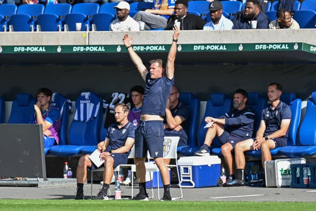 Fußball I Herren I Saison 2026-2027 I DFB-Pokal I FC Carl Zeiss Jena - SV Darmstadt 98 I 23.08.2026 Marco Grote (Trainer, FC Carl Zeiss Jena) streckt die Arme hoch Jena Ernst-Abbe-Sportfeld, ad hoc Arena Thüringen Deutschland *** Soccer I Men s Team I 2026–2027 Season I DFB Cup I FC Carl Zeiss Jena vs. SV Darmstadt 98 I August 23, 2026 Marco Grote, coach of FC Carl Zeiss Jena, raises his arms in celebration at the Ernst Abbe Sportfeld in Jena, ad hoc Arena, Thuringia, Germany Copyright: xLobeca InesxHähnelx