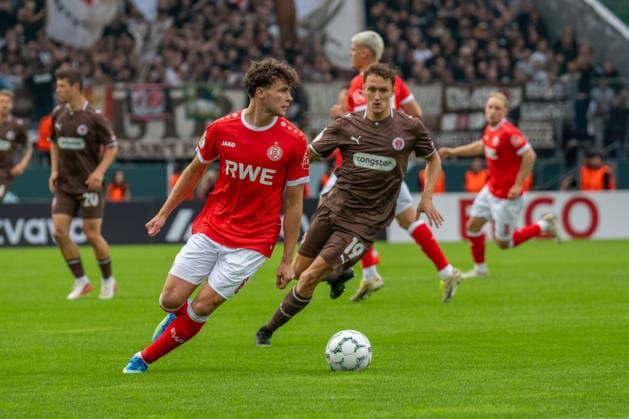 Max Geschwill (Rot-Weiss Essen, 06) und Martijn Kaars (FC St. Pauli, 19), GER Rot-Weiss Essen vs. FC St. Pauli, Fussball, DFB Pokal, Runde 1, Hauptrunde 2026 2027, 23.08.2026 DFB DFL REGULATIONS PROHIBIT ANY USE OF PHOTOGRAPHS AS IMAGE SEQUENCES AND OR QUASI-VIDEO, GER Rot-Weiss Essen vs. FC St. Pauli, Fussball, DFB Pokal, Runde 1, Hauptrunde 2026 2027, 23.08.2026 Essen *** Max Geschwill, Rot-Weiss Essen, 06, and Martijn Kaars, FC St. Pauli, 19, GER Rot-Weiss Essen vs. FC St. Pauli, Soccer, DFB Cup, Round 1, Main Round 2026–2027, August 23, 2026 DFB DFL REGULATIONS PROHIBIT ANY USE OF PHOTOGRAPHS AS IMAGE SEQUENCES AND OR QUASI-VIDEO, GER Rot-Weiss Essen vs. FC St. Pauli, Soccer, DFB Cup, Round 1, Main Round 2026–2027, August 23, 2026, Essen Copyright: xEibner-Pressefoto FabianxFriesex EP_FFE