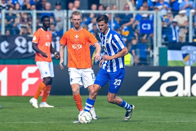 Fußball I Herren I Saison 2026-2027 I DFB-Pokal I FC Carl Zeiss Jena - SV Darmstadt 98 I 23.08.2026 Zweikampf Kai Klefisch (17, SV Darmstadt 98), Moritz Fritz (23, FC Carl Zeiss Jena) Jena Ernst-Abbe-Sportfeld, ad hoc Arena Thüringen Deutschland *** Soccer I Men s Team I 2026–2027 Season I DFB Cup I FC Carl Zeiss Jena vs. SV Darmstadt 98 I August 23, 2026 Tackle by Kai Klefisch (17), SV Darmstadt 98, Moritz Fritz 23, FC Carl Zeiss Jena, Ernst Abbe Sportfeld, ad hoc Arena, Thuringia, Germany Copyright: xLobeca InesxHähnelx