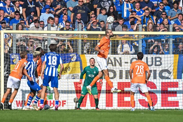 Fußball I Herren I Saison 2026-2027 I DFB-Pokal I FC Carl Zeiss Jena - SV Darmstadt 98 I 23.08.2026 Aleksandar Vukotic (20, SV Darmstadt 98) springt zum Kopfball hoch und köpft den Ball aus der Gefahrenzone Jena Ernst-Abbe-Sportfeld, ad hoc Arena Thüringen Deutschland *** Soccer I Men s I 2026–2027 Season I DFB Cup I FC Carl Zeiss Jena vs. SV Darmstadt 98 I August 23, 2026 Aleksandar Vukotic, 20, SV Darmstadt 98 jumps up for a header and clears the ball out of the danger zone at Jena’s Ernst Abbe Sportfeld, ad hoc Arena, Thuringia, Germany Copyright: xLobeca InesxHähnelx
