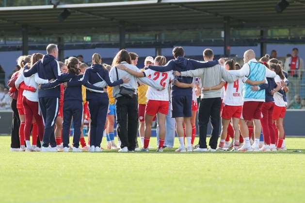 Google Pixel Frauen-Bundesliga, RB Leipzig - Bayer Leverkusen; 23.08.2026 Team-Kreis von RB Leipzig. Fußball, Google Pixel Frauen-Bundesliga, Saison 2026 2027, 1. Spieltag: RB Leipzig vs. Bayer 04 Leverkusen am 23.08.2026, Trainingszentrum Cottaweg, Leipzig. DFB REGULATIONS PROHIBIT ANY USE OF PHOTOGRAPHS AS IMAGE SEQUENCES AND OR QUASI-VIDEO. *** Google Pixel Women s Bundesliga, RB Leipzig vs. Bayer Leverkusen, August 23, 2026, RB Leipzig Soccer Team, Google Pixel Women s Bundesliga, 2026–2027 Season, Matchday 1: RB Leipzig vs. Bayer 04 Leverkusen on August 23, 2026, Cottaweg Training Center, Leipzig. DFB regulations prohibit any use of photographs as image sequences and or quasi-video. Copyright: xBEAUTIFULxSPORTS JanxKaeferx