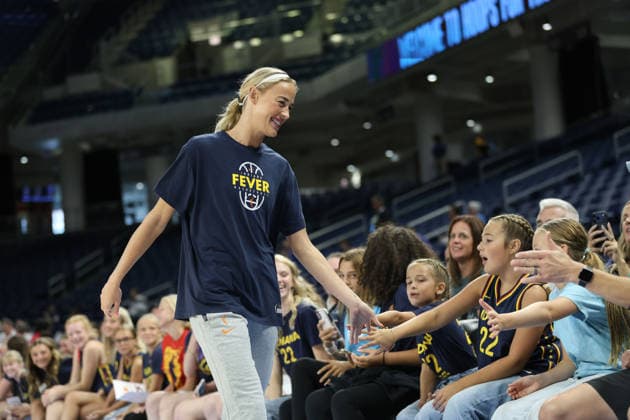 CHICAGO, USA - August 23: Sophie Cunningham (8 Indiana Fever) high-fives fans before the WNBA, Basketball Damen, USA game between the Chicago Sky and Indiana Fever at Wintrust Arena on Saturday, August 8 in Chicago, USA  Copyright: xShainaxBenhiyoun SPPx Sportspressphoto_SPR214181