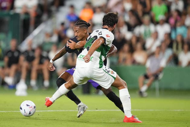 Elche CF v FC Barcelona, Barca - LaLiga ELCHE, SPAIN - AUGUST 23: Raphinha right winger of Barcelona and Brazil and Víctor Chust centre-back of Elche and Spain compete for the ball during the La Liga EA Sports 2026 27 match between Elche CF and FC Barcelona at Estadio Manuel Martinez Valero on August 23, 2026 in Elche, Spain. Jose Hernandez Anadolu Elche Spain. Editorial use only. Please get in touch for any other usage.  Copyright: x2026xAnadoluxJosexHernandezx