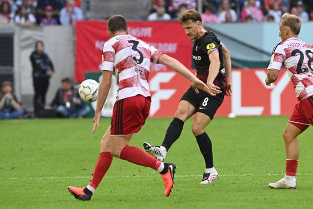 Maximilian EGGESTEIN (FR) gegen Dominique HEINTZ (D) Aktion, Zweikampf, Fussball DFB Pokal, 1. Hauptrunde, Fortuna Duesseldorf (D) - SC Freiburg (FR) 1-5 am 23.08.2026 in der Merkur Spiel Arena Duesseldorf Deutschland. DFL DFB regulations prohibit any use of photographs as image sequences and or quasi-video Â *** Maximilian EGGESTEIN (FR) vs. Dominique HEINTZ (D) Action, Tackle, Soccer, DFB Cup, 1st Round, Fortuna Düsseldorf (D) vs. SC Freiburg (FR) 1–5 on August 23, 2026, at the Merkur Spiel Arena in Düsseldorf, Germany. DFL and DFB regulations prohibit any use of photographs as image sequences and or quasi-video. Â