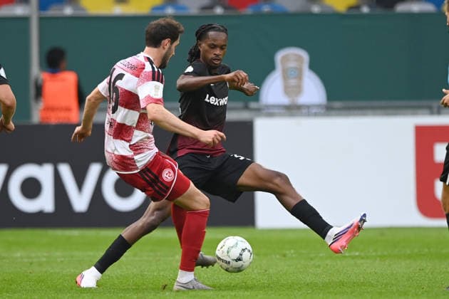 Jordy MAKENGO (FR) gegen Marcel BENGER (D) Aktion, Zweikampf, Fussball DFB Pokal, 1. Hauptrunde, Fortuna Duesseldorf (D) - SC Freiburg (FR) 1-5 am 23.08.2026 in der Merkur Spiel Arena Duesseldorf Deutschland. DFL DFB regulations prohibit any use of photographs as image sequences and or quasi-video Â *** Jordy MAKENGO (FR) vs. Marcel BENGER (D) Action, Tackle, Soccer, DFB Cup, 1st Round, Fortuna Düsseldorf (D) vs. SC Freiburg (FR) 1–5 on August 23, 2026, at the Merkur Spiel Arena in Düsseldorf, Germany. DFL and DFB regulations prohibit any use of photographs as image sequences and or quasi-video.