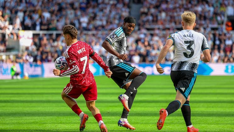 Newcastle United v Liverpool, Premier League Newcastle United forward Anthony Elanga (19) during the Premier League match between Newcastle United and Liverpool at St. James s Park, Newcastle, UK on 23 August 2026. Editorial use only DataCo restrictions apply See www.football-dataco.com , Copyright: xSimonxDaviesx PSI-24722-0222
