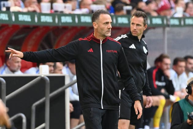 Trainer Alexander ENDE (D) gibt Anweisungen an seine Spieler,, Gestik, Geste, gestikuliert, Fussball DFB Pokal, 1. Hauptrunde, Fortuna Duesseldorf (D) - SC Freiburg (FR) 1-5 am 23.08.2026 in der Merkur Spiel Arena Duesseldorf Deutschland. DFL DFB regulations prohibit any use of photographs as image sequences and or quasi-video Â *** Coach Alexander ENDE D gives instructions to his players, gestures, DFB Cup, soccer, 1st round, Fortuna Düsseldorf vs. SC Freiburg, Friday, August 23, 2026, at the Merkur Spiel Arena in Düsseldorf, Germany. DFL and DFB regulations prohibit any use of photographs as image sequences and or quasi-video.