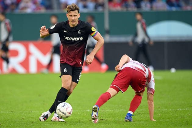 Maximilian EGGESTEIN (FR) gegen Andreas MUELLER (Müller, D) Aktion, Zweikampf, Fussball DFB Pokal, 1. Hauptrunde, Fortuna Duesseldorf (D) - SC Freiburg (FR) 1-5 am 23.08.2026 in der Merkur Spiel Arena Duesseldorf Deutschland. DFL DFB regulations prohibit any use of photographs as image sequences and or quasi-video Â *** Maximilian EGGESTEIN (FR) vs. Andreas MUELLER (Müller), D Action, Tackle, Soccer, DFB Cup, 1st Round, Fortuna Düsseldorf (Germany) vs. SC Freiburg (France) 1–5 on August 23, 2026, at the Merkur Spiel Arena in Düsseldorf, Germany. DFL and DFB regulations prohibit any use of photographs as image sequences and or quasi-video. Â