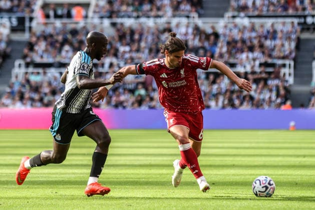 Premier League: Newcastle Untied v Liverpool Yoane Wissa of Newcastle United and Milos Kerkez of Liverpool battle for the ball during the Premier League match Newcastle Untied vs Liverpool at St. James s Park, Newcastle, United Kingdom on 23 August 2026 (Photo by Alfie Cosgrove News Images) Newcastle St. James s Park Tyne and Wear United Kingdom Copyright: xAlfiexCosgrove NewsxImagesx