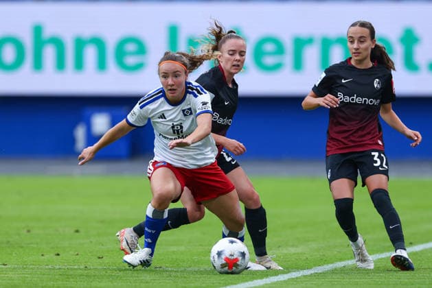 v.li.: Melanie Brunnthaler (Hamburger SV, HSV, 11), Lisa Kolb (SC Freiburg, 22) und Emma Memminger (SC Freiburg, 32) im Zweikampf, Duell, Dynamik, Aktion, Action, Spielszene, DIE DFB-RICHTLINIEN UNTERSAGEN JEGLICHE NUTZUNG VON FOTOS ALS SEQUENZBILDER UND ODER VIDEOÄHNLICHE FOTOSTRECKEN. DFB REGULATIONS PROHIBIT ANY USE OF PHOTOGRAPHS AS IMAGE SEQUENCES AND OR QUASI-VIDEO., 23.08.2026, Hamburg (Deutschland), Fussball, Google Pixel Frauen-Bundesliga, Hamburger SV - SC Freiburg *** From left: Melanie Brunnthaler (Hamburger SV, HSV), 11; Lisa Kolb (SC Freiburg), 22; and Emma Memminger (SC Freiburg), 32, in a one-on-one battle, duel, dynamic moment, action, game scene, DFB REGULATIONS PROHIBIT ANY USE OF PHOTOGRAPHS AS SEQUENCE IMAGES AND OR VIDEO-LIKE PHOTO SERIES DFB REGULATIONS PROHIBIT ANY USE OF PHOTOGRAPHS AS IMAGE SEQUENCES AND OR QUASI-VIDEO, August 23, 2026, Hamburg, Germany, soccer, Google Pixel Women’s Bundesliga, Hamburger SV vs. SC Freiburg xobx