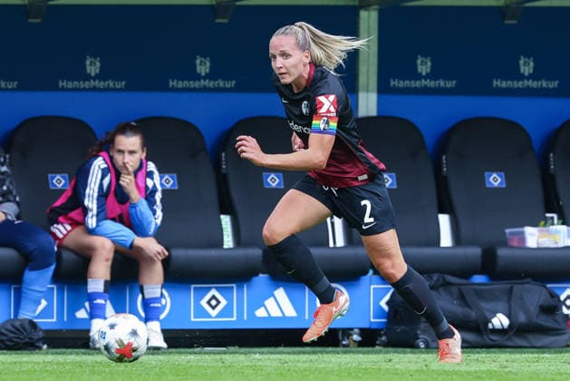Lisa Karl (SC Freiburg, 2) am Ball, Freisteller, Einzelbild, Ganzkörper, Aktion, Action, Spielszene, DIE DFB-RICHTLINIEN UNTERSAGEN JEGLICHE NUTZUNG VON FOTOS ALS SEQUENZBILDER UND ODER VIDEOÄHNLICHE FOTOSTRECKEN. DFB REGULATIONS PROHIBIT ANY USE OF PHOTOGRAPHS AS IMAGE SEQUENCES AND OR QUASI-VIDEO., 23.08.2026, Hamburg (Deutschland), Fussball, Google Pixel Frauen-Bundesliga, Hamburger SV - SC Freiburg *** Lisa Karl, SC Freiburg, No. 2 on the ball, cutout, single frame, full-body, action, game scene, DFB REGULATIONS PROHIBIT ANY USE OF PHOTOGRAPHS AS SEQUENCE IMAGES AND OR VIDEO-LIKE PHOTO SERIES DFB REGULATIONS PROHIBIT ANY USE OF PHOTOGRAPHS AS IMAGE SEQUENCES AND OR QUASI-VIDEO, August 23, 2026, Hamburg, Germany, Soccer, Google Pixel Women’s Bundesliga, Hamburger SV vs. SC Freiburg xobx