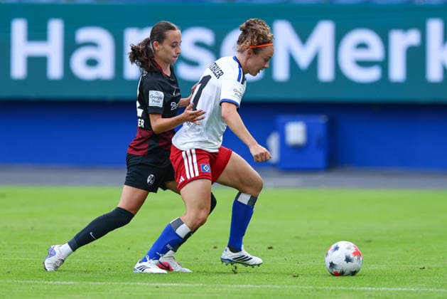 v.li.: Emma Memminger (SC Freiburg, 32) und Melanie Brunnthaler (Hamburger SV, HSV, 11) im Zweikampf, Duell, Dynamik, Aktion, Action, Spielszene, DIE DFB-RICHTLINIEN UNTERSAGEN JEGLICHE NUTZUNG VON FOTOS ALS SEQUENZBILDER UND ODER VIDEOÄHNLICHE FOTOSTRECKEN. DFB REGULATIONS PROHIBIT ANY USE OF PHOTOGRAPHS AS IMAGE SEQUENCES AND OR QUASI-VIDEO., 23.08.2026, Hamburg (Deutschland), Fussball, Google Pixel Frauen-Bundesliga, Hamburger SV - SC Freiburg *** From left: Emma Memminger (SC Freiburg, 32) and Melanie Brunnthaler (Hamburger SV, HSV, 11) in a one-on-one battle, duel, dynamic moment, action, game scene, DFB REGULATIONS PROHIBIT ANY USE OF PHOTOGRAPHS AS SEQUENCE IMAGES AND OR VIDEO-LIKE PHOTO SERIES DFB REGULATIONS PROHIBIT ANY USE OF PHOTOGRAPHS AS IMAGE SEQUENCES AND OR QUASI-VIDEO, August 23, 2026, Hamburg, Germany, soccer, Google Pixel Women’s Bundesliga, Hamburger SV vs. SC Freiburg xobx