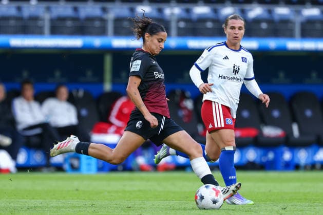 Ilayda Acikgöz (SC Freiburg, 30) am Ball, Einzelbild, Ganzkörper, Aktion, Action, Spielszene, Leila Peneau (Hamburger SV, 15), DIE DFB-RICHTLINIEN UNTERSAGEN JEGLICHE NUTZUNG VON FOTOS ALS SEQUENZBILDER UND ODER VIDEOÄHNLICHE FOTOSTRECKEN. DFB REGULATIONS PROHIBIT ANY USE OF PHOTOGRAPHS AS IMAGE SEQUENCES AND OR QUASI-VIDEO., 23.08.2026, Hamburg (Deutschland), Fussball, Google Pixel Frauen-Bundesliga, Hamburger SV - SC Freiburg *** Ilayda Acikgöz, SC Freiburg, 30, with the ball, single frame, full body, action, game scene, Leila Peneau, Hamburger SV, 15, DFB REGULATIONS PROHIBIT ANY USE OF PHOTOGRAPHS AS SEQUENCE IMAGES AND OR VIDEO-LIKE PHOTO SERIES DFB REGULATIONS PROHIBIT ANY USE OF PHOTOGRAPHS AS IMAGE SEQUENCES AND OR QUASI-VIDEO, August 23, 2026, Hamburg, Germany, Soccer, Google Pixel Women’s Bundesliga, Hamburger SV, SC Freiburg xobx