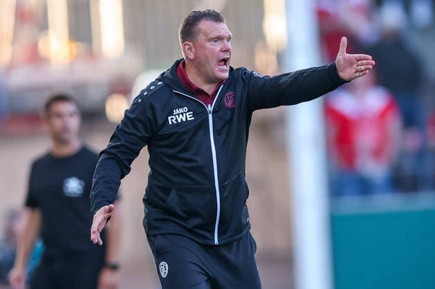 23.08.2026, Fußball, Rot-Weiss Essen - FC St. Pauli, 1. Runde DFB-Pokal 2026 27, Stadion an der Hafenstraße, Saison 2026 2027: Cheftrainer Uwe Koschinat (RWE hc) gestikulierend am Spielfeldrand DFB regulations prohibit any use of photographs as image sequences and or quasi-video. Nordrhein-Westfalen Deutschland *** August 23, 2026, Soccer, Rot Weiss Essen vs. FC St. Pauli, First Round of the 2026–27 DFB Cup, Stadion an der Hafenstraße, 2026–2027 season; Head Coach Uwe Koschinat of RWE gesturing on the sideline. DFB regulations prohibit any use of photographs as image sequences and or quasi-video. North Rhine-Westphalia, Germany
