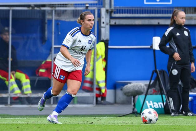 Leila Peneau (Hamburger SV, 15) am Ball, Freisteller, Einzelbild, Ganzkörper, Aktion, Action, Spielszene, DIE DFB-RICHTLINIEN UNTERSAGEN JEGLICHE NUTZUNG VON FOTOS ALS SEQUENZBILDER UND ODER VIDEOÄHNLICHE FOTOSTRECKEN. DFB REGULATIONS PROHIBIT ANY USE OF PHOTOGRAPHS AS IMAGE SEQUENCES AND OR QUASI-VIDEO., 23.08.2026, Hamburg (Deutschland), Fussball, Google Pixel Frauen-Bundesliga, Hamburger SV - SC Freiburg *** Leila Peneau, Hamburger SV, age 15, on the ball, cutout, single image, full body, action, game scene, DFB REGULATIONS PROHIBIT ANY USE OF PHOTOGRAPHS AS SEQUENCE IMAGES AND OR VIDEO-LIKE PHOTO SERIES DFB REGULATIONS PROHIBIT ANY USE OF PHOTOGRAPHS AS IMAGE SEQUENCES AND OR QUASI-VIDEO, August 23, 2026, Hamburg, Germany, Soccer, Google Pixel Women’s Bundesliga, Hamburger SV, SC Freiburg xobx