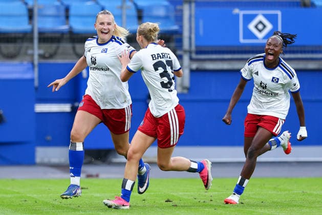 v.li.: Torschützin Nikola Karczewska (Hamburger SV, 20), Paulina Bartz (Hamburger SV, HSV, 37) und Magou Doucoure (Hamburger SV, HSV, 2) mit Torjubel, Jubel, jubeln, jubelt, optimistisch, Spielszene, Highlight, Freude über das Tor zum 1:1, DIE DFB-RICHTLINIEN UNTERSAGEN JEGLICHE NUTZUNG VON FOTOS ALS SEQUENZBILDER UND ODER VIDEOÄHNLICHE FOTOSTRECKEN. DFB REGULATIONS PROHIBIT ANY USE OF PHOTOGRAPHS AS IMAGE SEQUENCES AND OR QUASI-VIDEO., 23.08.2026, Hamburg (Deutschland), Fussball, Google Pixel Frauen-Bundesliga, Hamburger SV - SC Freiburg *** From left: Goal scorer Nikola Karczewska of Hamburger SV, 20; Paulina Bartz of Hamburger SV (HSV), 37; and Magou Doucoure of Hamburger SV (HSV), 2, celebrating the goal, celebration, celebrating, celebrating, optimistic, game action, highlight, joy over the goal that tied the score at 1–1, DFB REGULATIONS PROHIBIT ANY USE OF PHOTOGRAPHS AS SEQUENCE IMAGES AND OR VIDEO-LIKE PHOTO SERIES DFB REGULATIONS PROHIBIT ANY USE OF PHOTOGRAPHS AS IMAGE SEQU, August 23, 2026, Hamburg, Germany, soccer, Google Pixel Women’s Bundesliga, Hamburger SV vs. SC Freiburg xobx