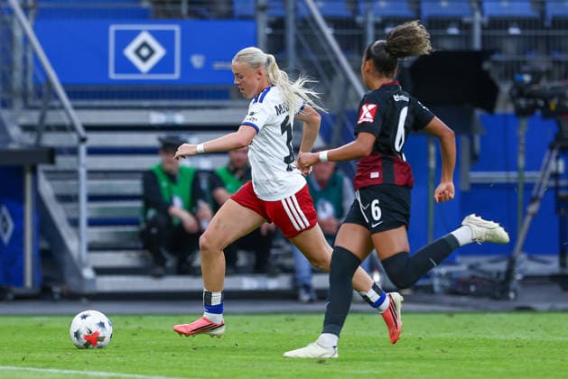 v.li.: Lena Martens (Hamburger SV, 18) am Ball, Einzelbild, Ganzkörper, Aktion, Action, Spielszene, DIE DFB-RICHTLINIEN UNTERSAGEN JEGLICHE NUTZUNG VON FOTOS ALS SEQUENZBILDER UND ODER VIDEOÄHNLICHE FOTOSTRECKEN. DFB REGULATIONS PROHIBIT ANY USE OF PHOTOGRAPHS AS IMAGE SEQUENCES AND OR QUASI-VIDEO., 23.08.2026, Hamburg (Deutschland), Fussball, Google Pixel Frauen-Bundesliga, Hamburger SV - SC Freiburg *** v li Lena Martens, Hamburger SV, age 18, on the ball, single frame, full-body shot, action, game scene, DFB REGULATIONS PROHIBIT ANY USE OF PHOTOGRAPHS AS SEQUENCE IMAGES AND OR VIDEO-LIKE PHOTO SERIES DFB REGULATIONS PROHIBIT ANY USE OF PHOTOGRAPHS AS SEQUENCE IMAGESENCES AND OR QUASI-VIDEO, August 23, 2026, Hamburg, Germany, Soccer, Google Pixel Women’s Bundesliga, Hamburger SV, SC Freiburg xobx